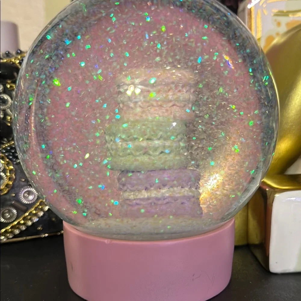 ๐บ SOLD ๐บ Donut ๐ฉ, maroon or a ice ๐จ Snow Globe with Gold Base - Picture 2 of 3